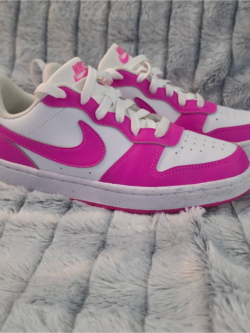Nike Kids Low-Top Sneakers in White & Hot Pink